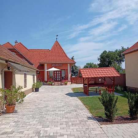 Livia Apartman Bük Esterno foto